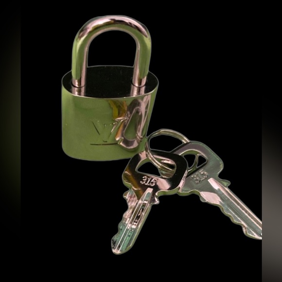 🚨🚨SALE! 6pc. LV Lockit Epi PM bag Sliver lock- 2keys-Dust bag- unbranded chain - Picture 11 of 11